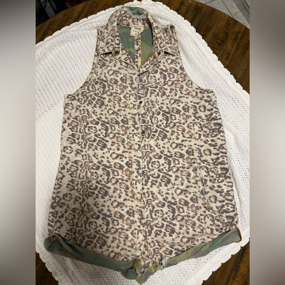 Style Rack Leopard romper size M but fits big.